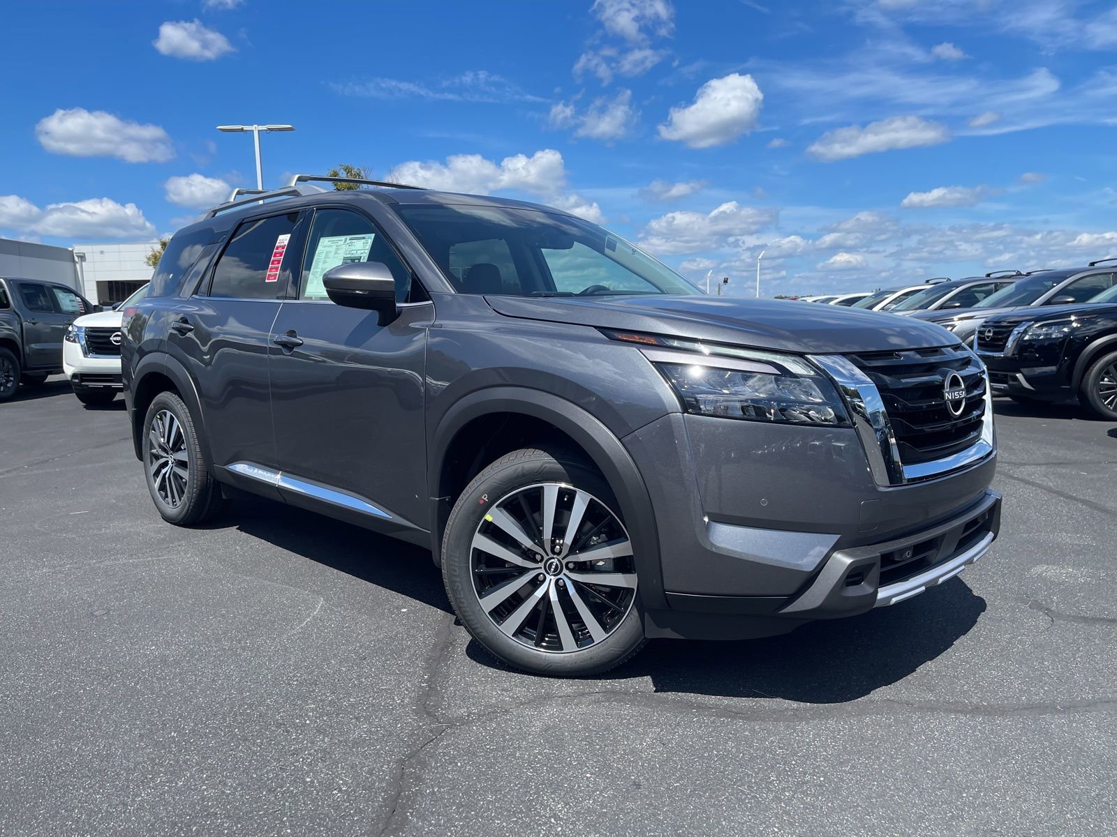 New 2025 Nissan Pathfinder Platinum image 2