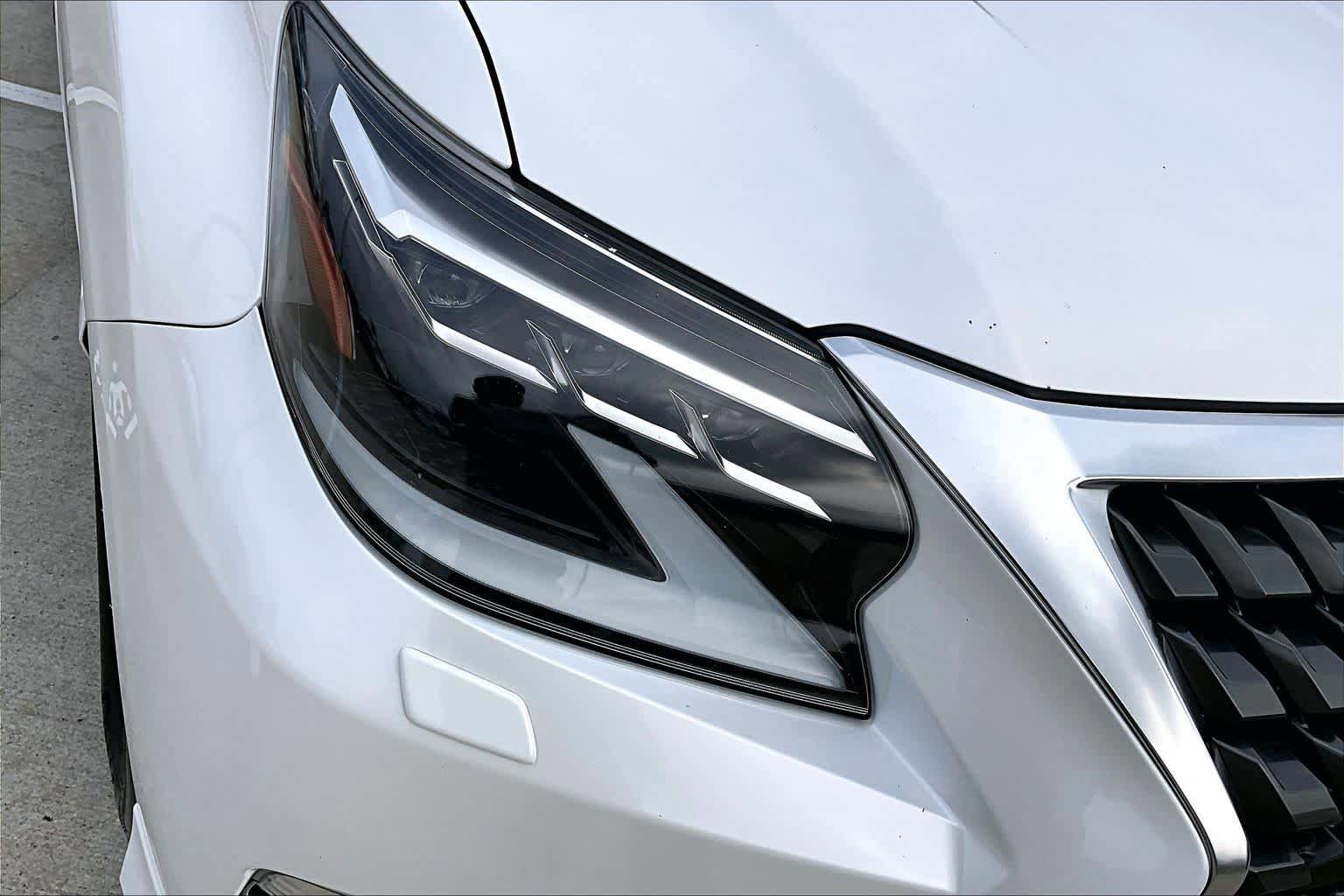 Used 2021 Lexus GX 460 Luxury w/ Accessory Package AWD/4WD image 28