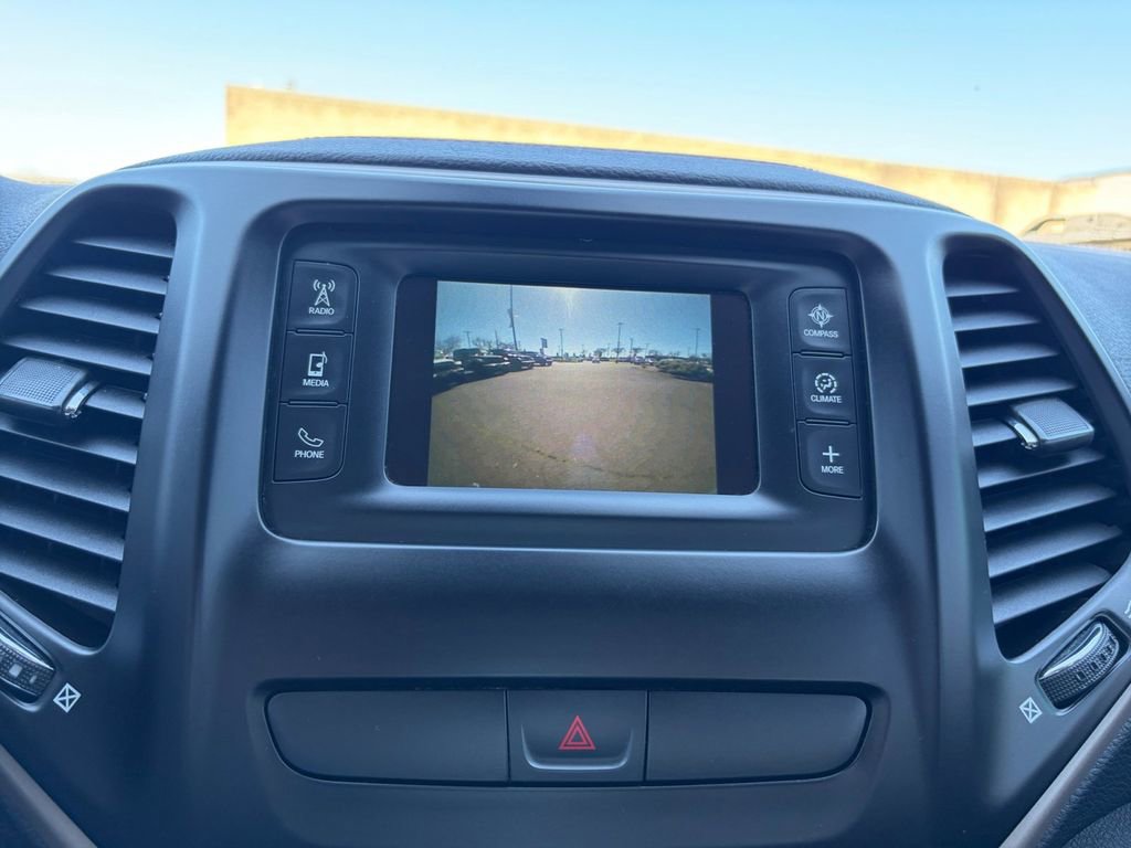 Used 2018 Jeep Cherokee Latitude w/ Altitude Package image 18