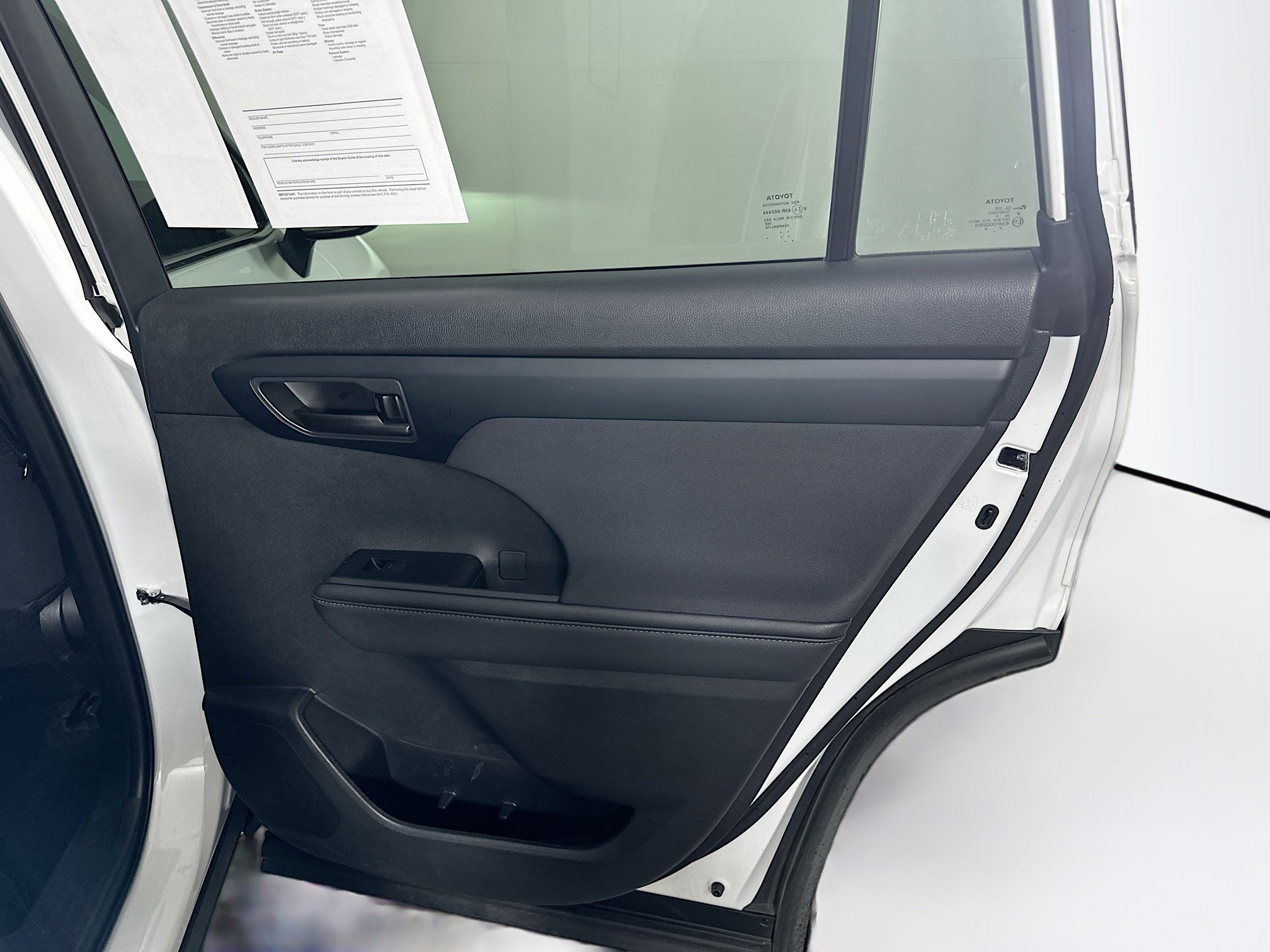 Used 2024 Toyota Highlander LE image 32