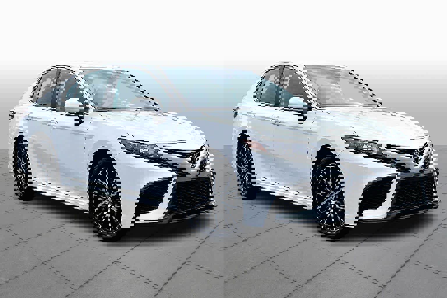 Used 2023 Toyota Camry SE image 3