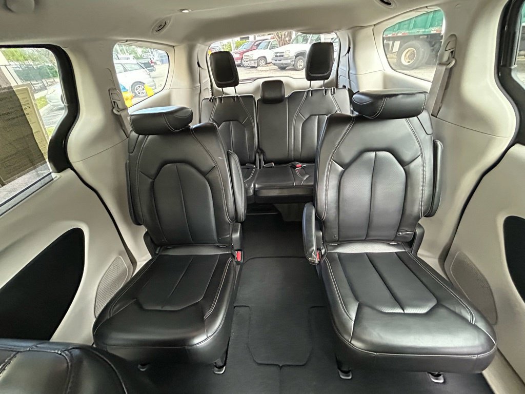 Used 2023 Chrysler Pacifica Touring-L FWD image 13