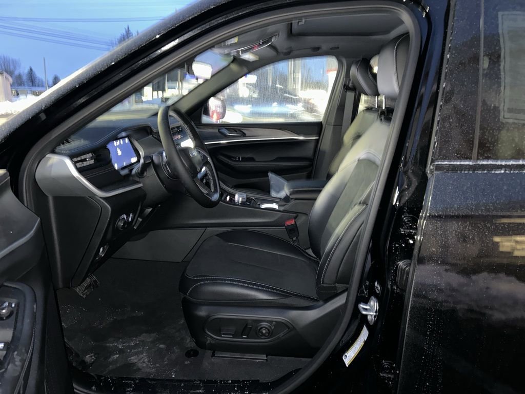 New 2026 Jeep Grand Cherokee Altitude image 10