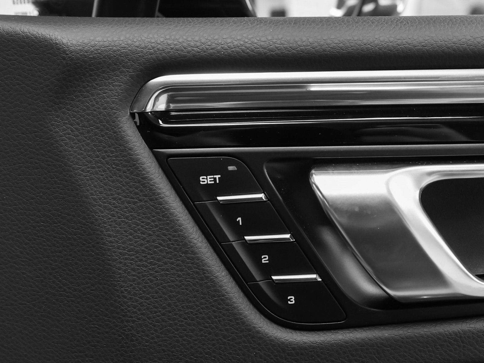 Used 2025 Porsche Macan image 18