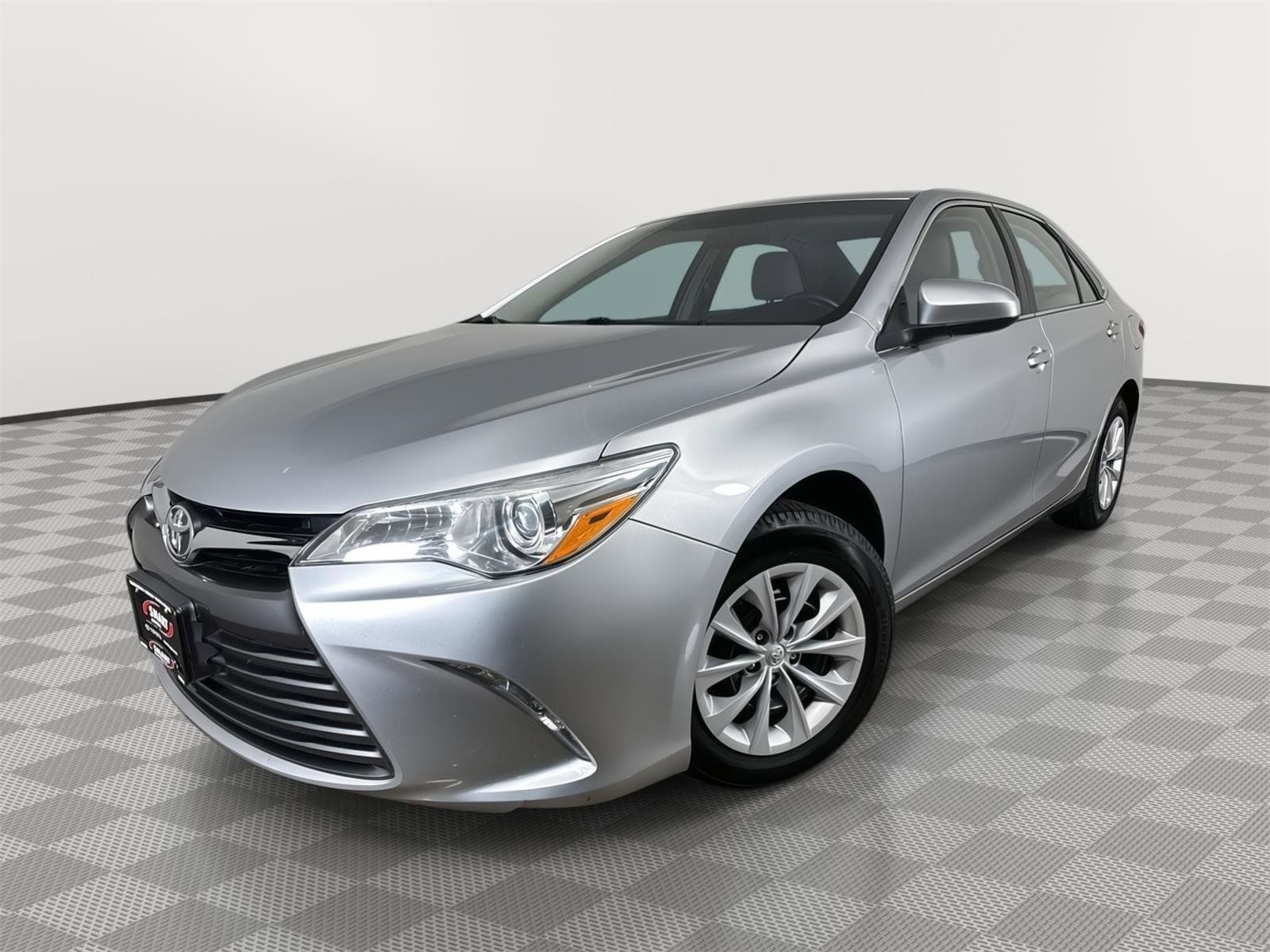 Used 2015 Toyota Camry LE FWD image 1