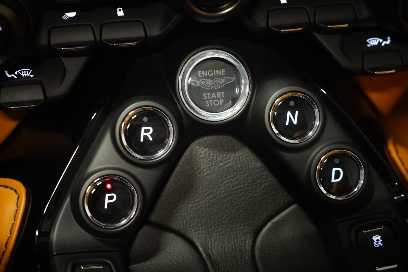 Used 2021 Aston Martin V8 Vantage Roadster RWD image 27