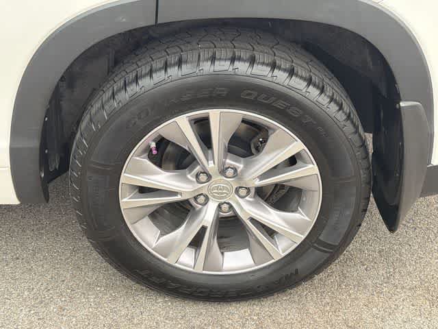 Used 2015 Toyota Highlander XLE AWD/4WD image 5