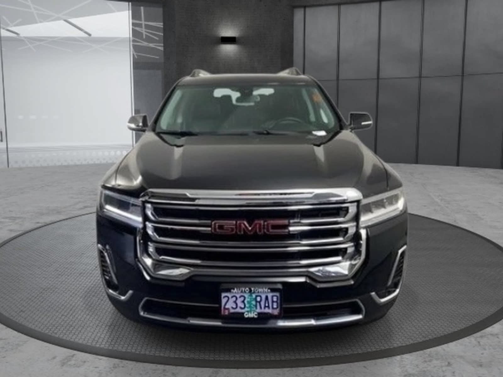 Used 2023 GMC Acadia SLT AWD/4WD image 2