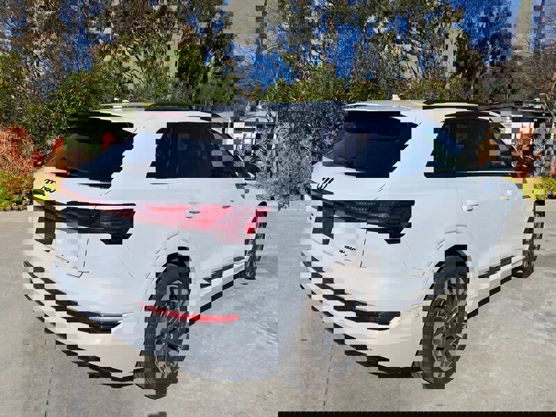 Used 2022 Audi e-tron Premium w/ Convenience Plus Package image 8