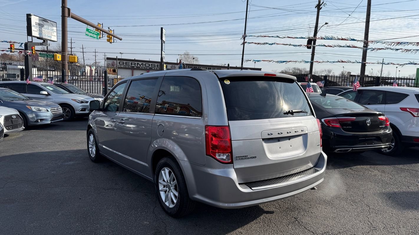 Used 2018 Dodge Grand Caravan SXT FWD image 3
