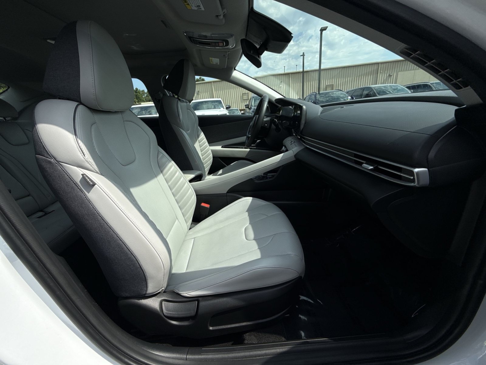 Certified 2025 Hyundai Elantra Limited FWD image 28