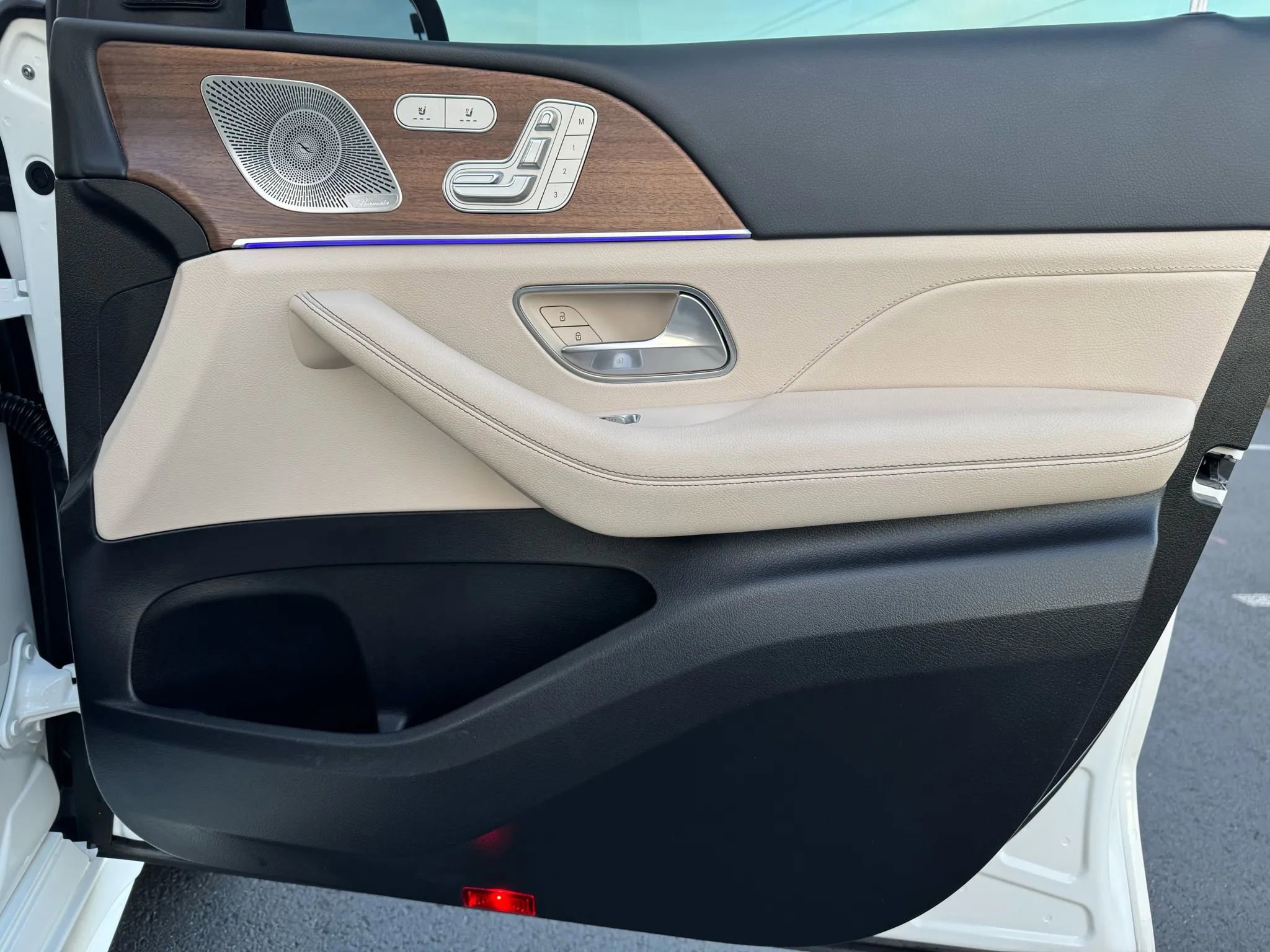 Used 2025 Mercedes-Benz GLE 450e 4MATIC w/ AMG Line Exterior image 43