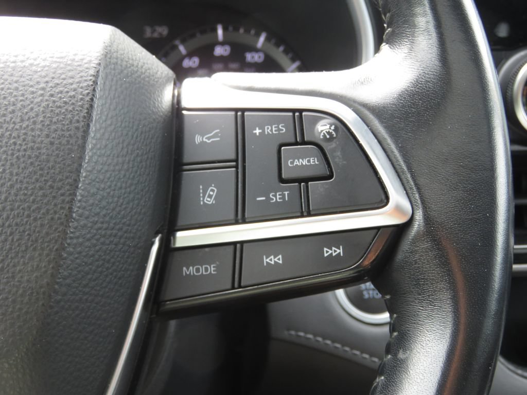Used 2020 Toyota Highlander XLE AWD/4WD image 24