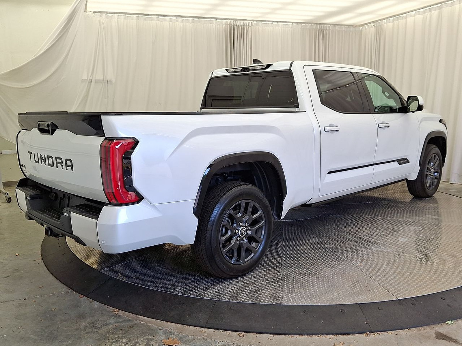 Used 2022 Toyota Tundra Platinum w/ Advanced Package AWD/4WD image 29