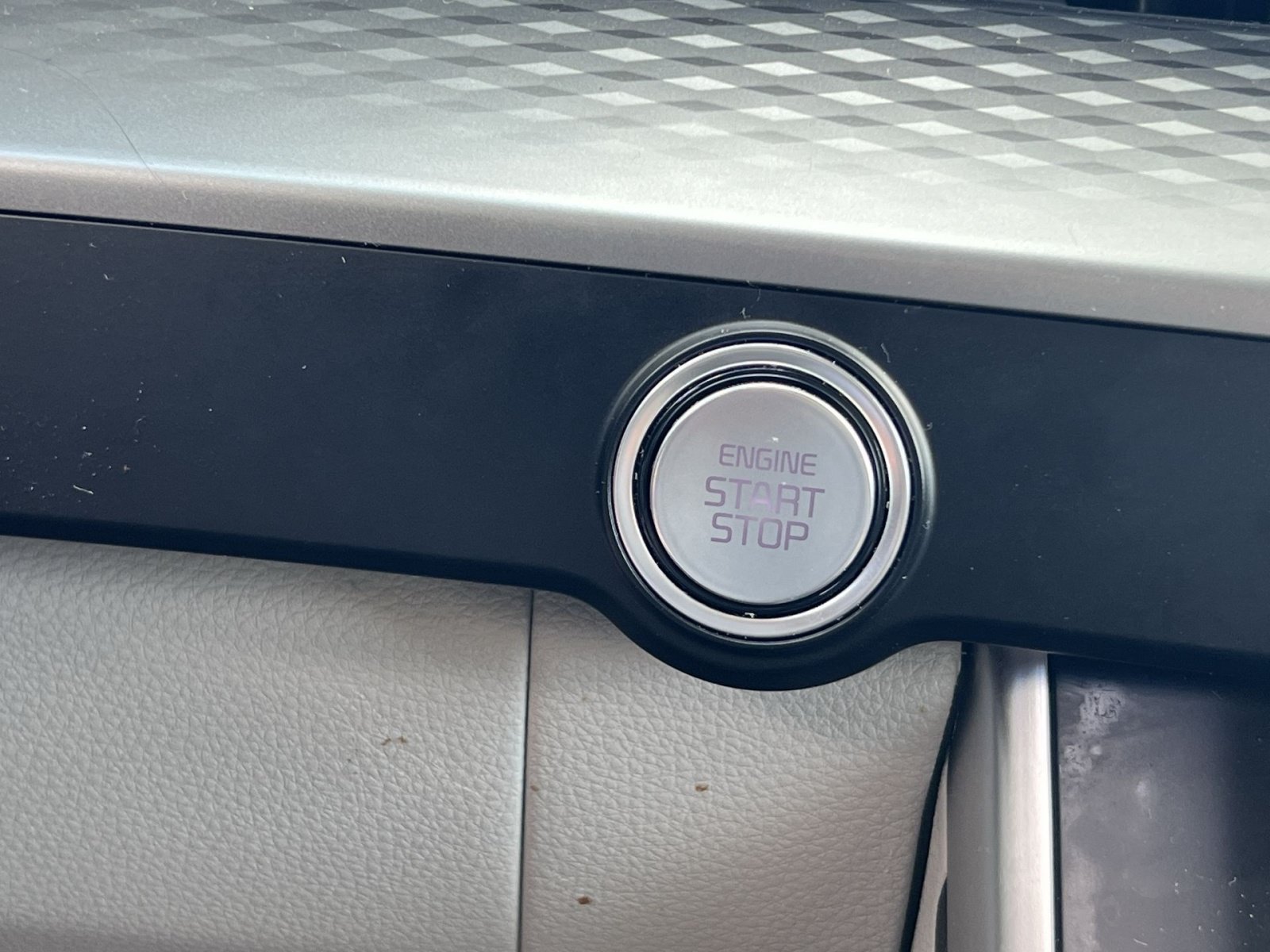 Used 2024 Kia Carnival LX FWD image 31