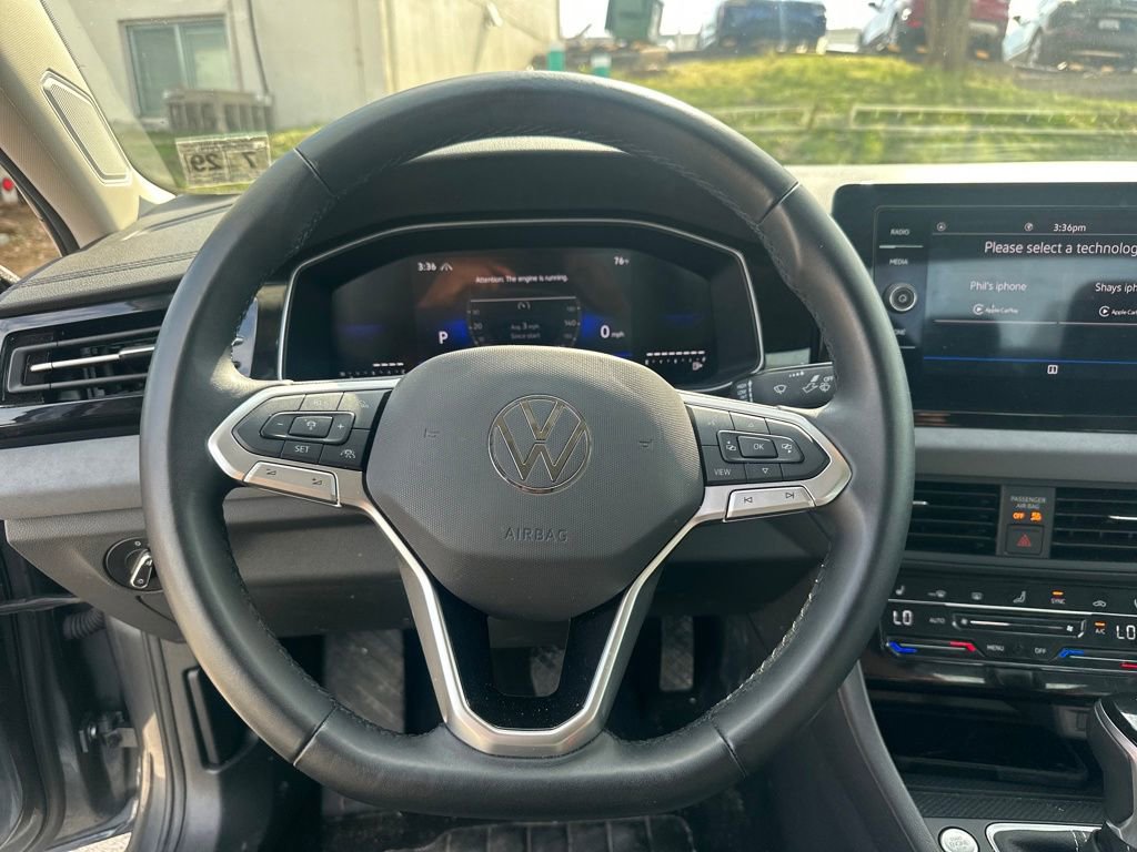 Used 2025 Volkswagen Jetta SE image 13