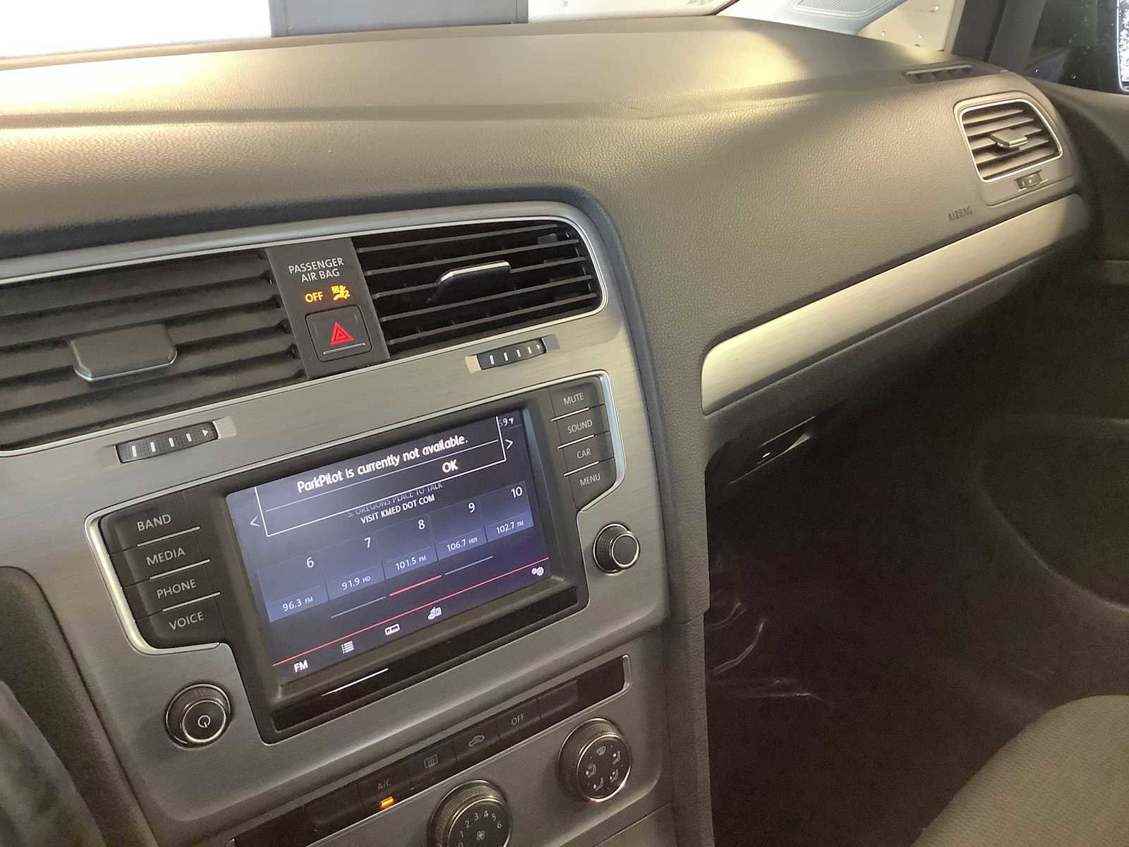 Used 2016 Volkswagen Golf S image 17