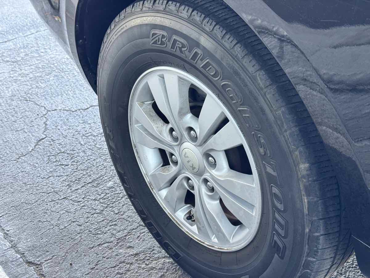Used 2012 Kia Sedona LX w/ PWR Pkg FWD image 16