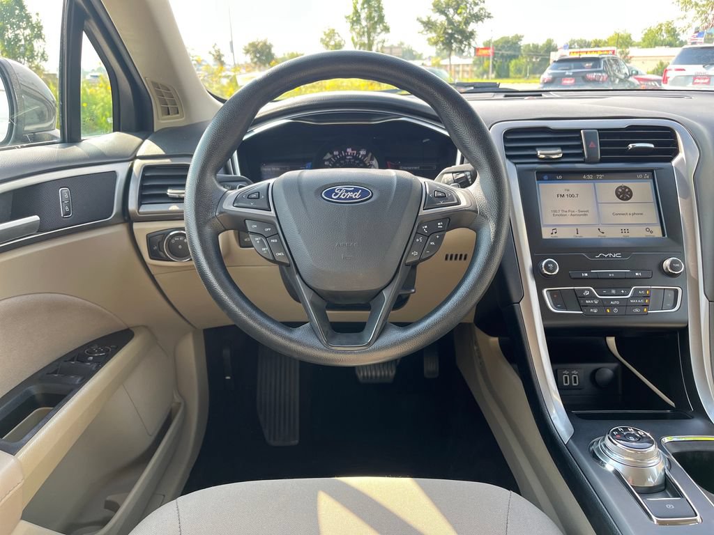 Used 2019 Ford Fusion SE FWD image 18