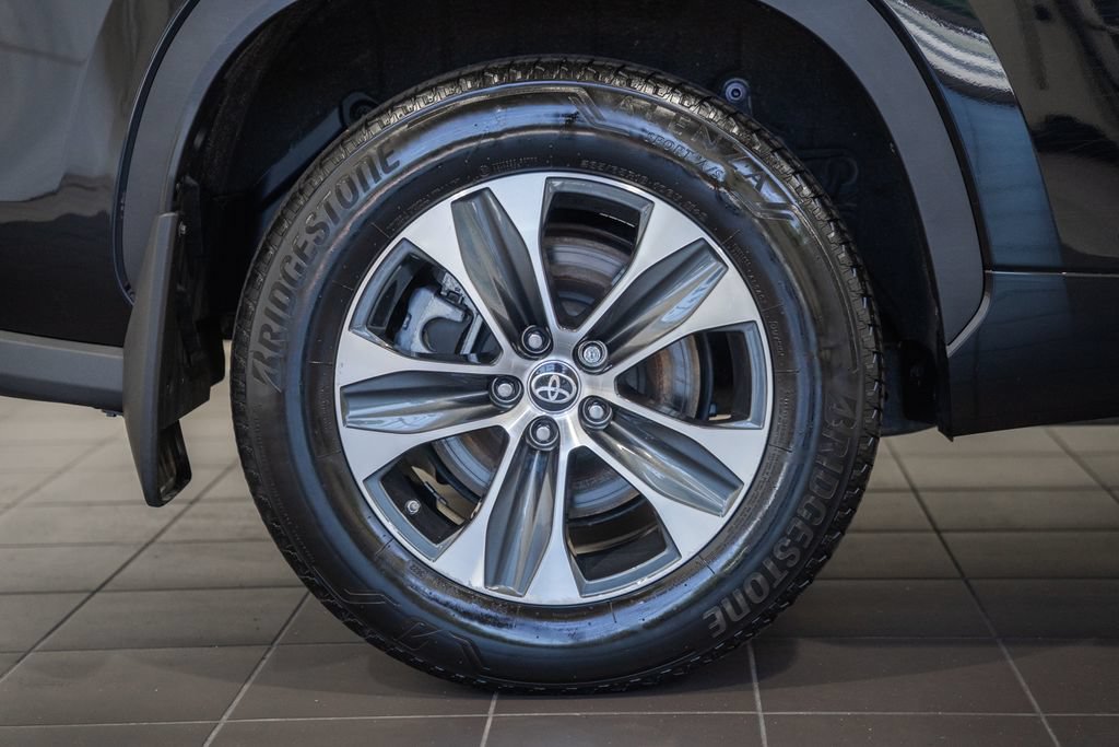 Used 2022 Toyota Highlander XLE AWD/4WD image 18