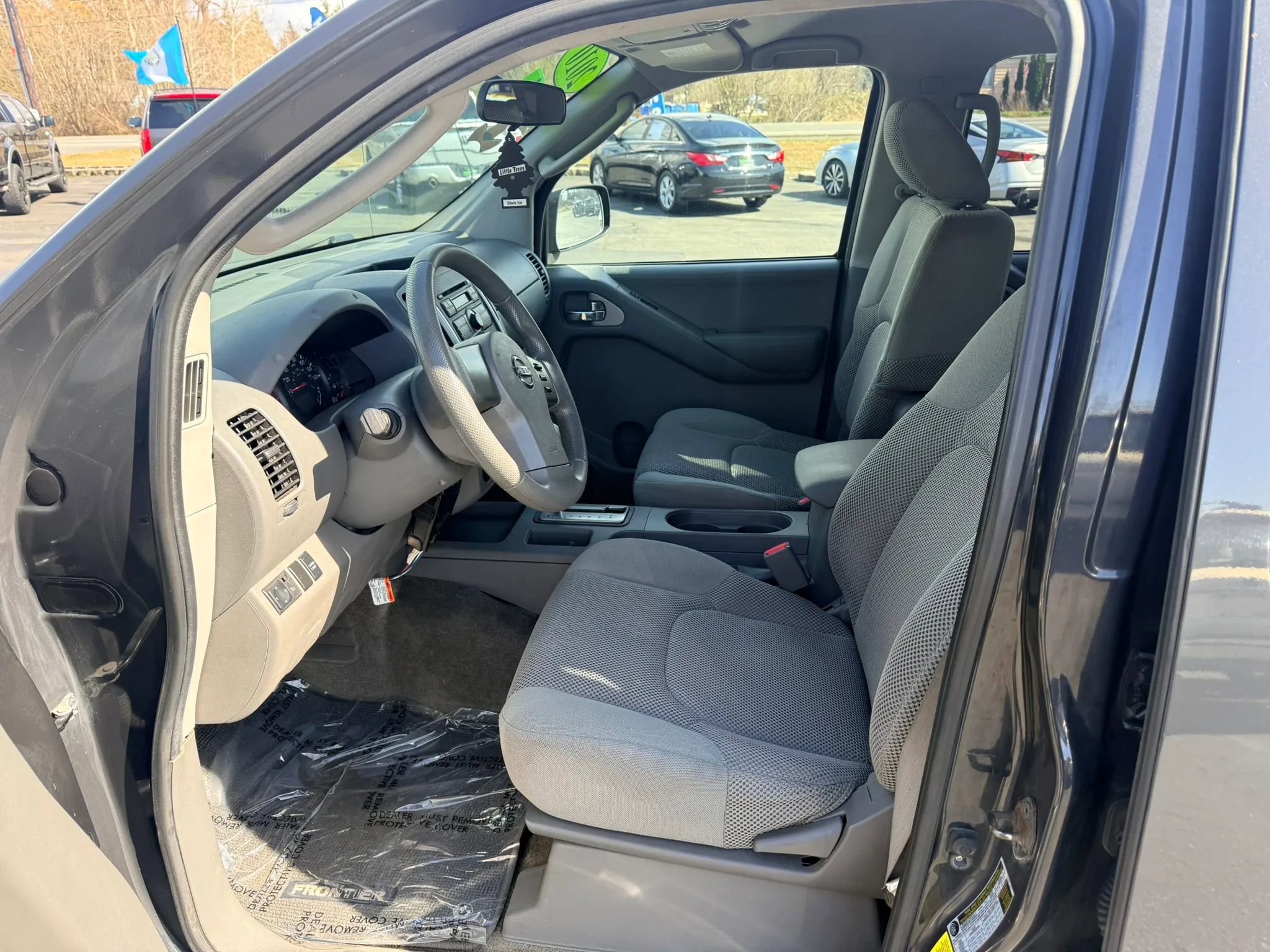 Used 2010 Nissan Frontier SE image 10