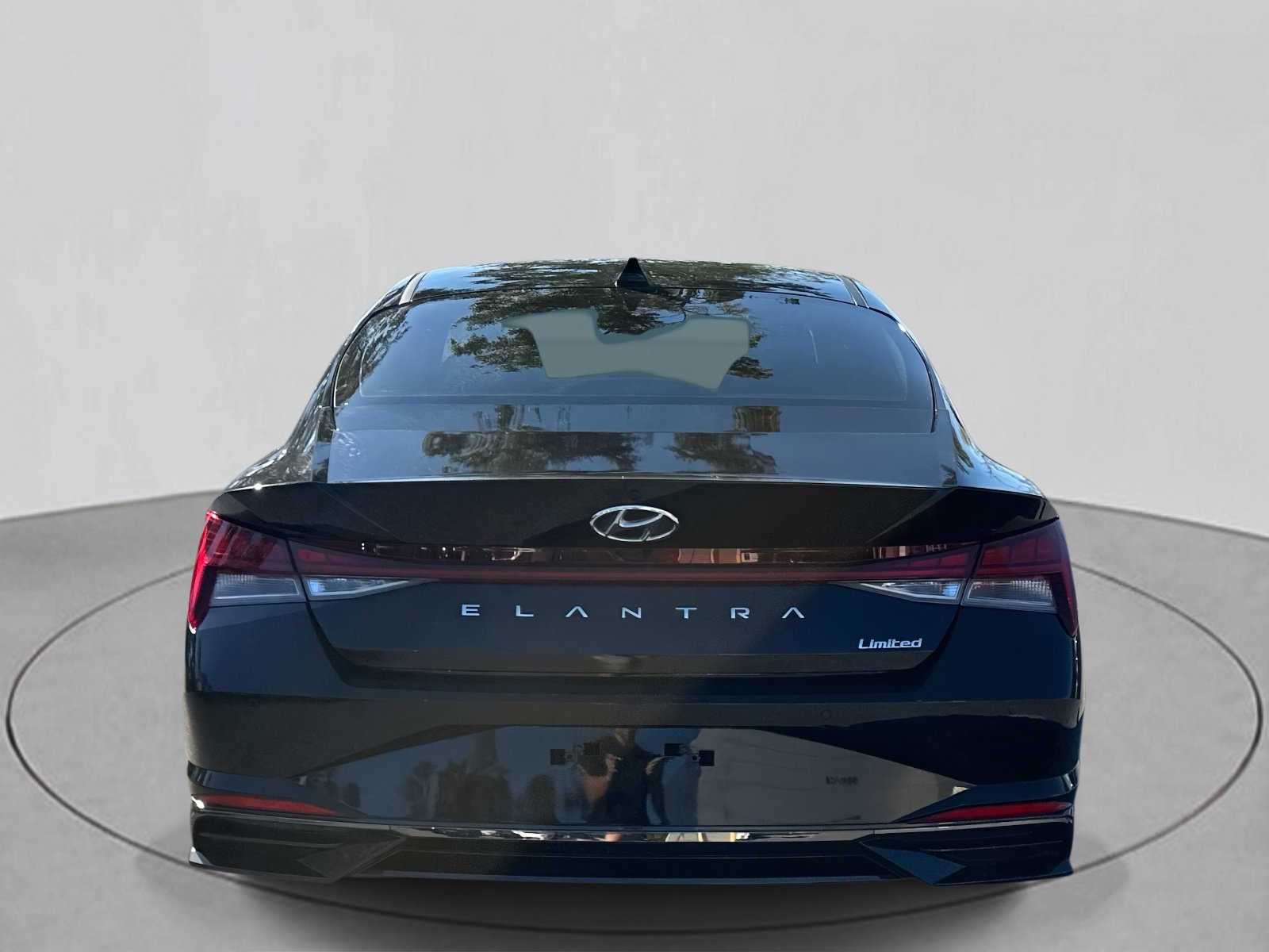 Used 2023 Hyundai Elantra Limited w/ Preferred Accessory Package image 5