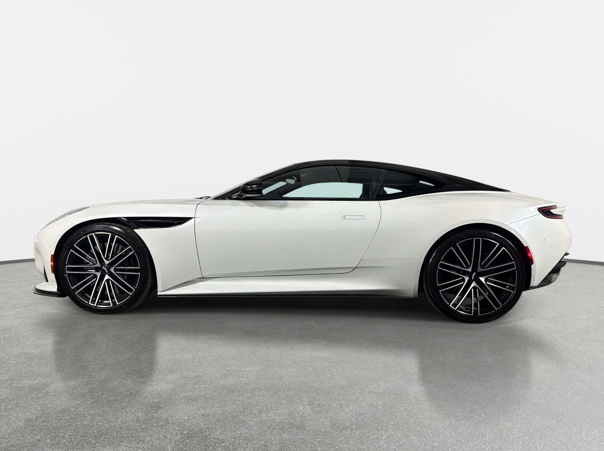 Used 2024 Aston Martin DB12 Coupe RWD image 13