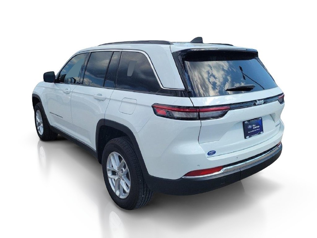 Used 2025 Jeep Grand Cherokee Laredo RWD image 4