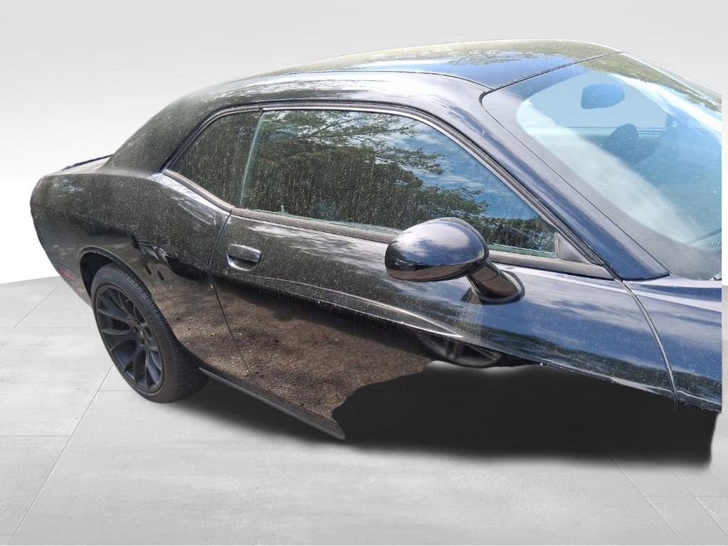 Used 2015 Dodge Challenger SXT RWD image 4