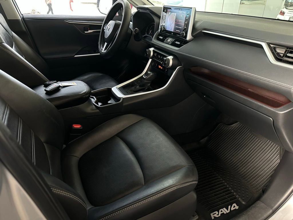Used 2019 Toyota RAV4 Limited image 17