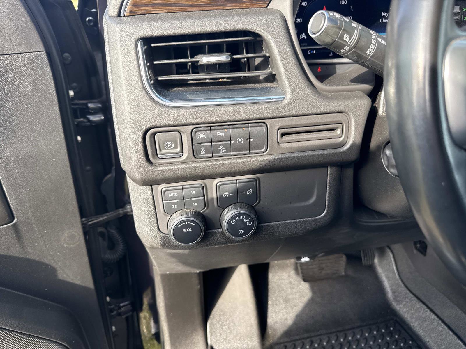 Used 2023 Chevrolet Suburban Premier image 30