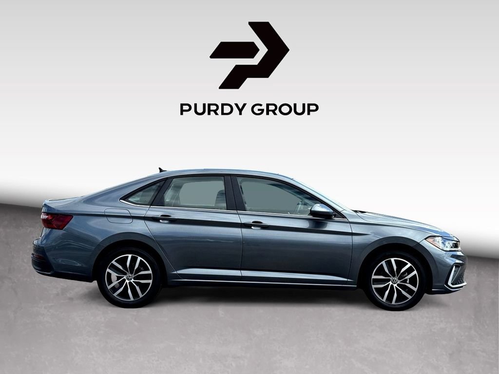 Certified 2025 Volkswagen Jetta SE image 9