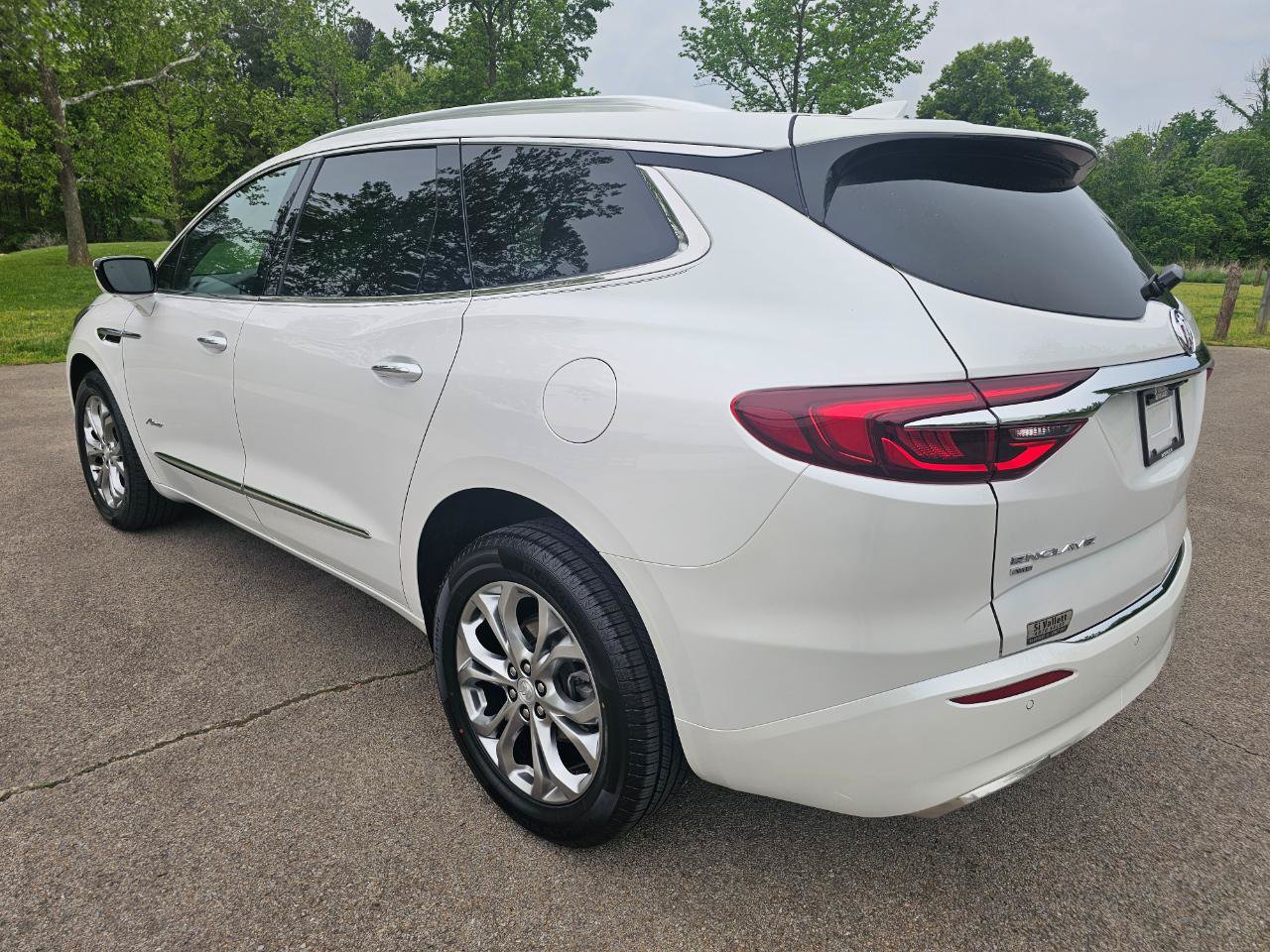 Used 2021 Buick Enclave Avenir w/ Avenir Technology Package AWD/4WD image 8