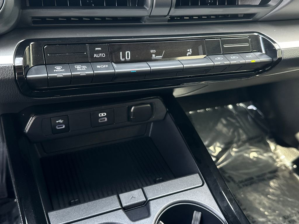 Used 2025 Toyota Prius LE FWD image 27