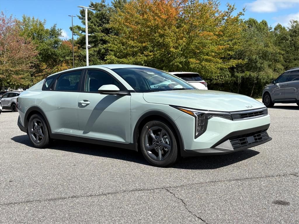 New 2025 Kia K4 LXS