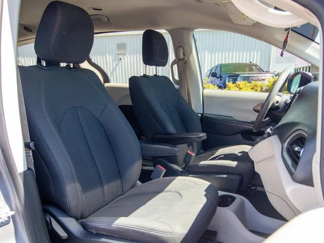 Used 2018 Chrysler Pacifica L FWD image 18
