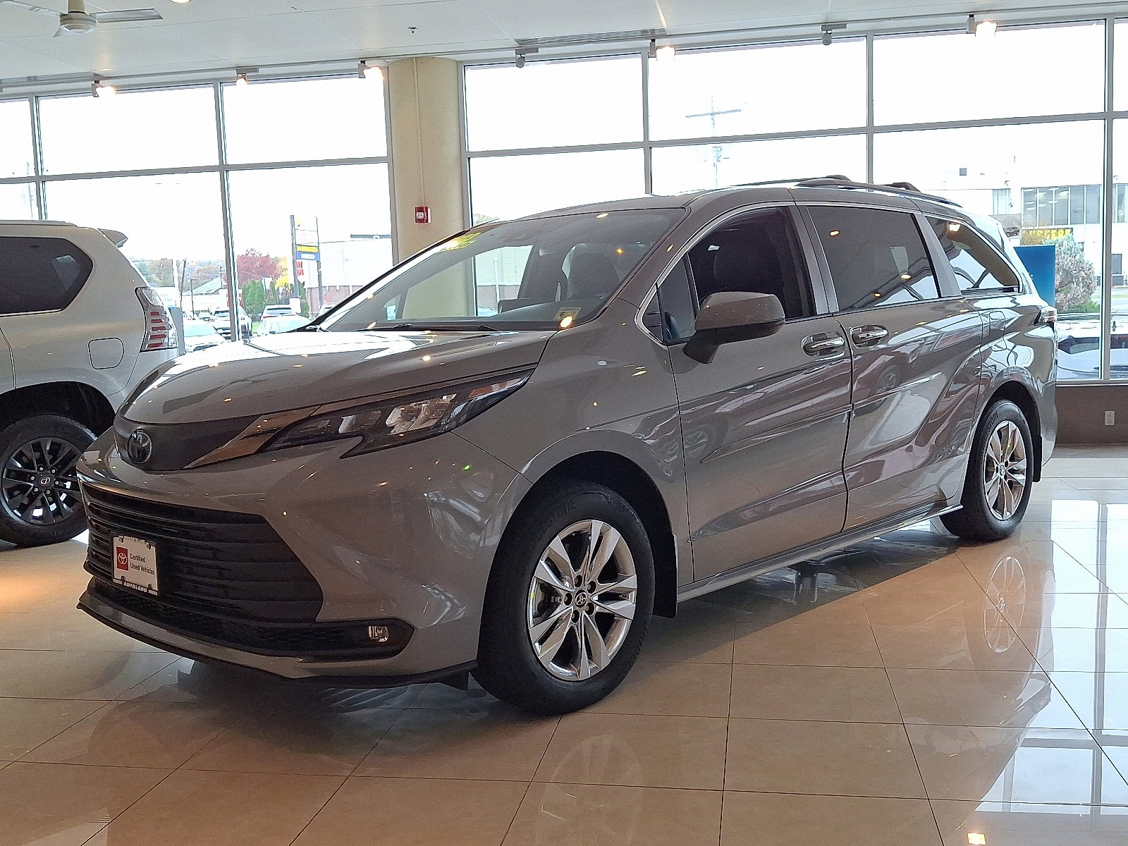 Certified 2023 Toyota Sienna XLE Woodland Edition image 3