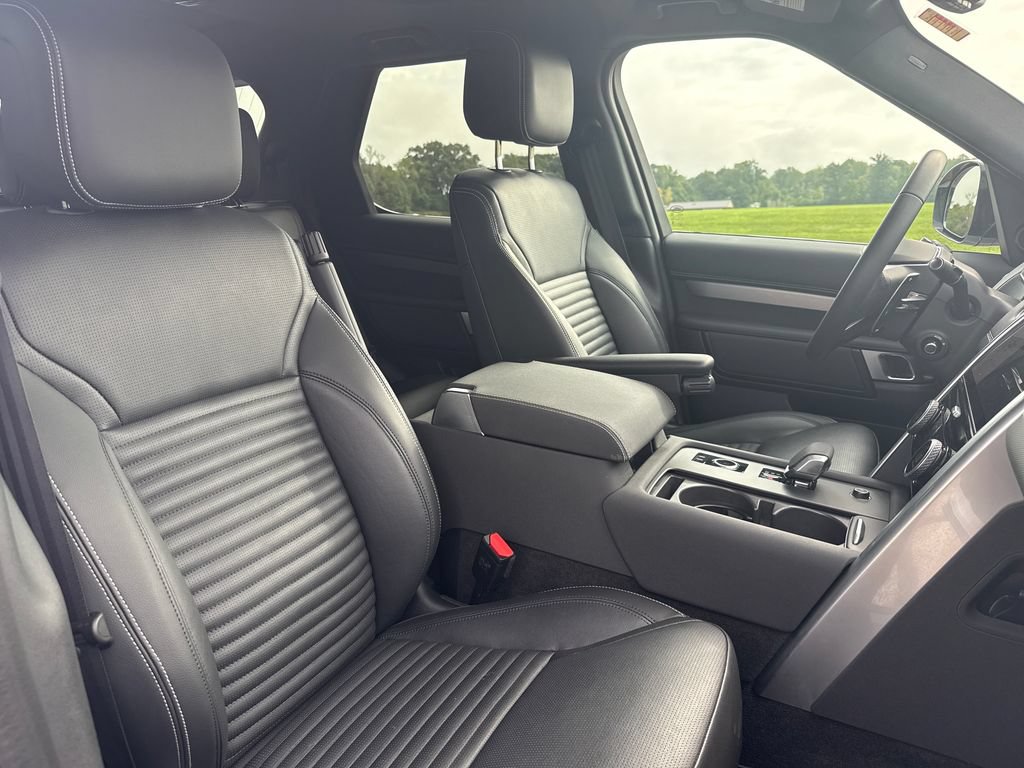 Used 2025 Land Rover Discovery Dynamic SE AWD/4WD image 17