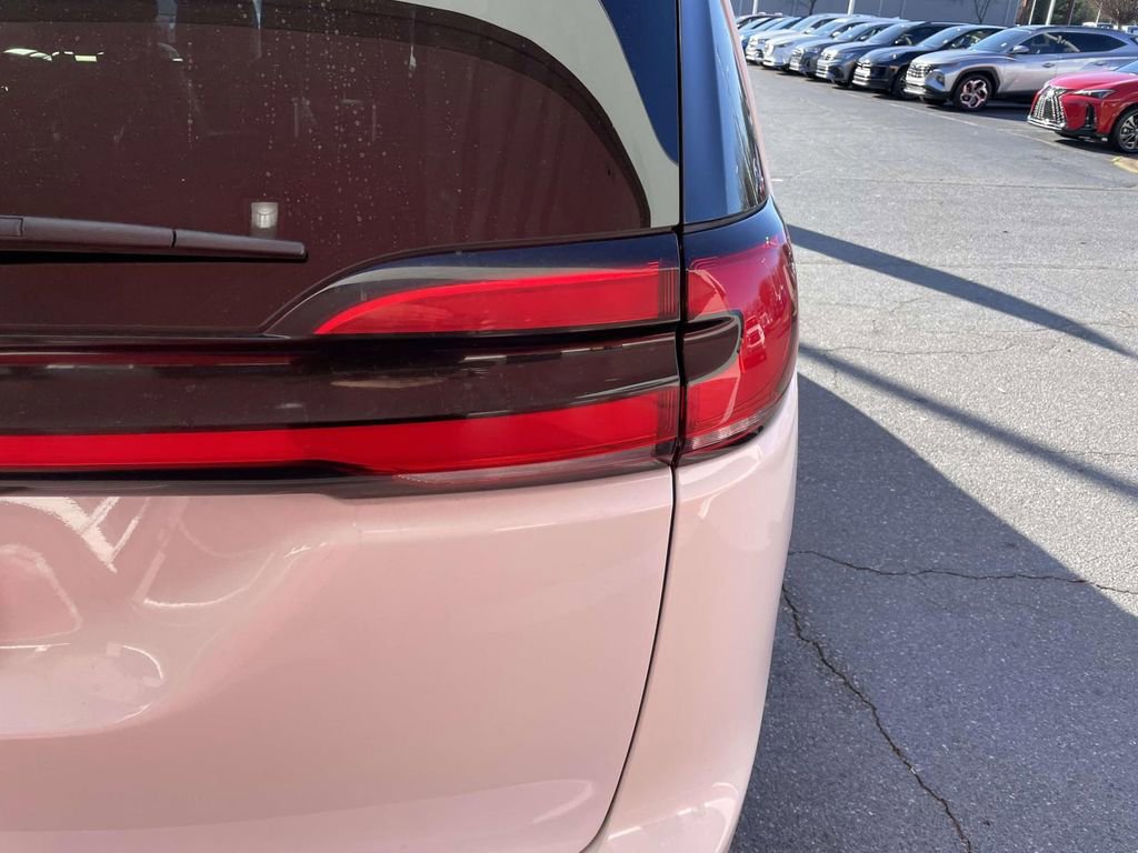 Used 2021 Chrysler Pacifica Touring-L w/ Uconnect Theater Family Group image 17