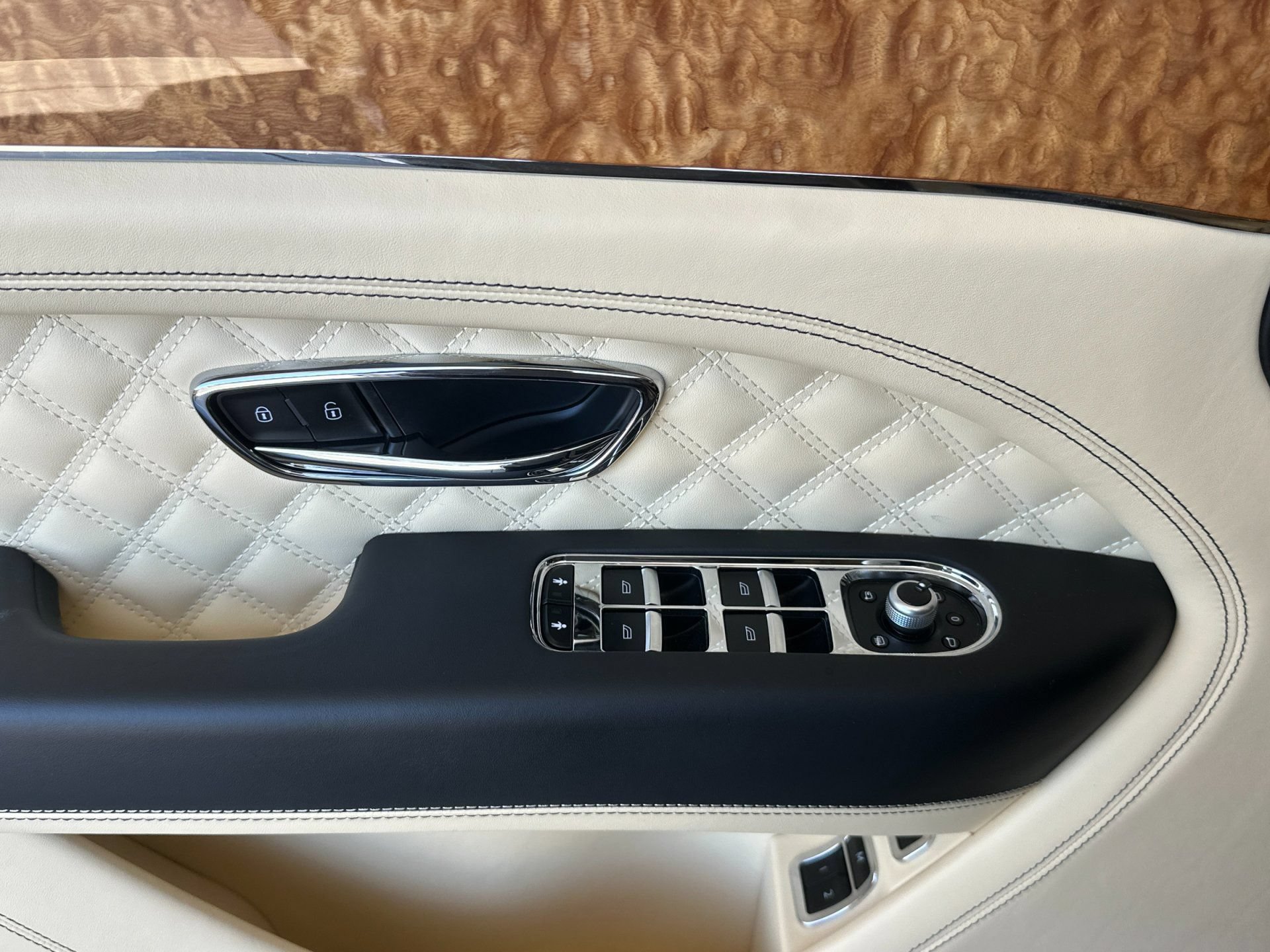 Certified 2023 Bentley Bentayga AWD/4WD image 14