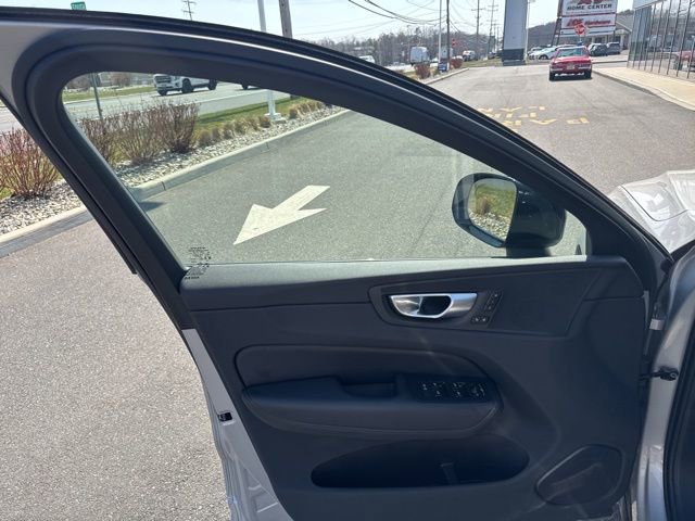 Certified 2025 Volvo XC60 B5 Plus image 19