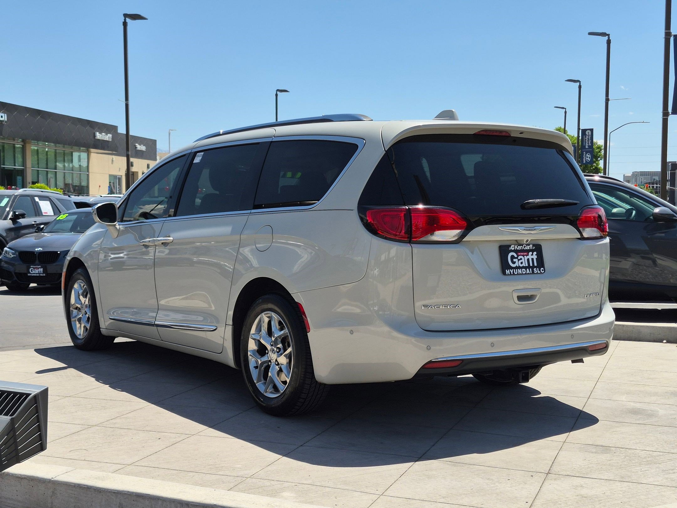 Used 2017 Chrysler Pacifica Limited w/ UConnect Theater Package FWD image 7