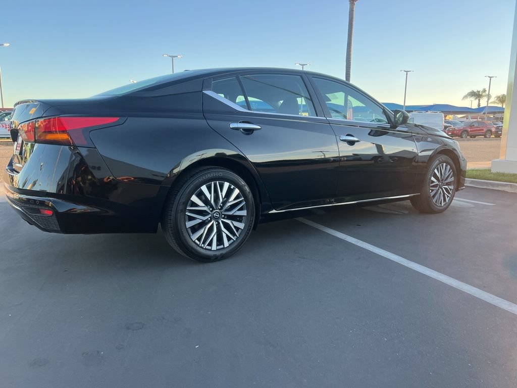 Used 2025 Nissan Altima 2.5 SV FWD image 10