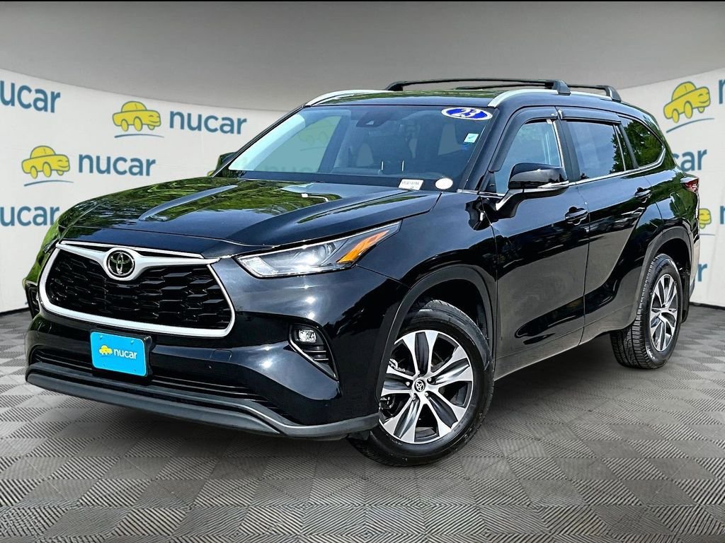 Used 2023 Toyota Highlander XLE AWD/4WD image 3