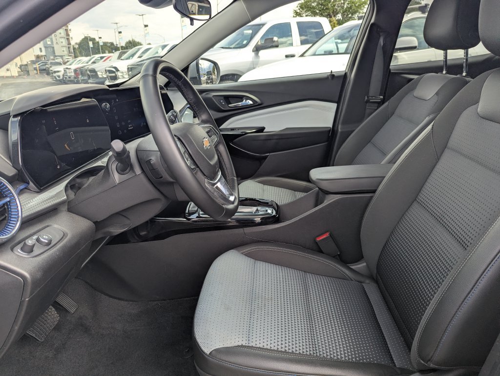Used 2025 Chevrolet Trax LT w/ Driver Confidence Package FWD image 24