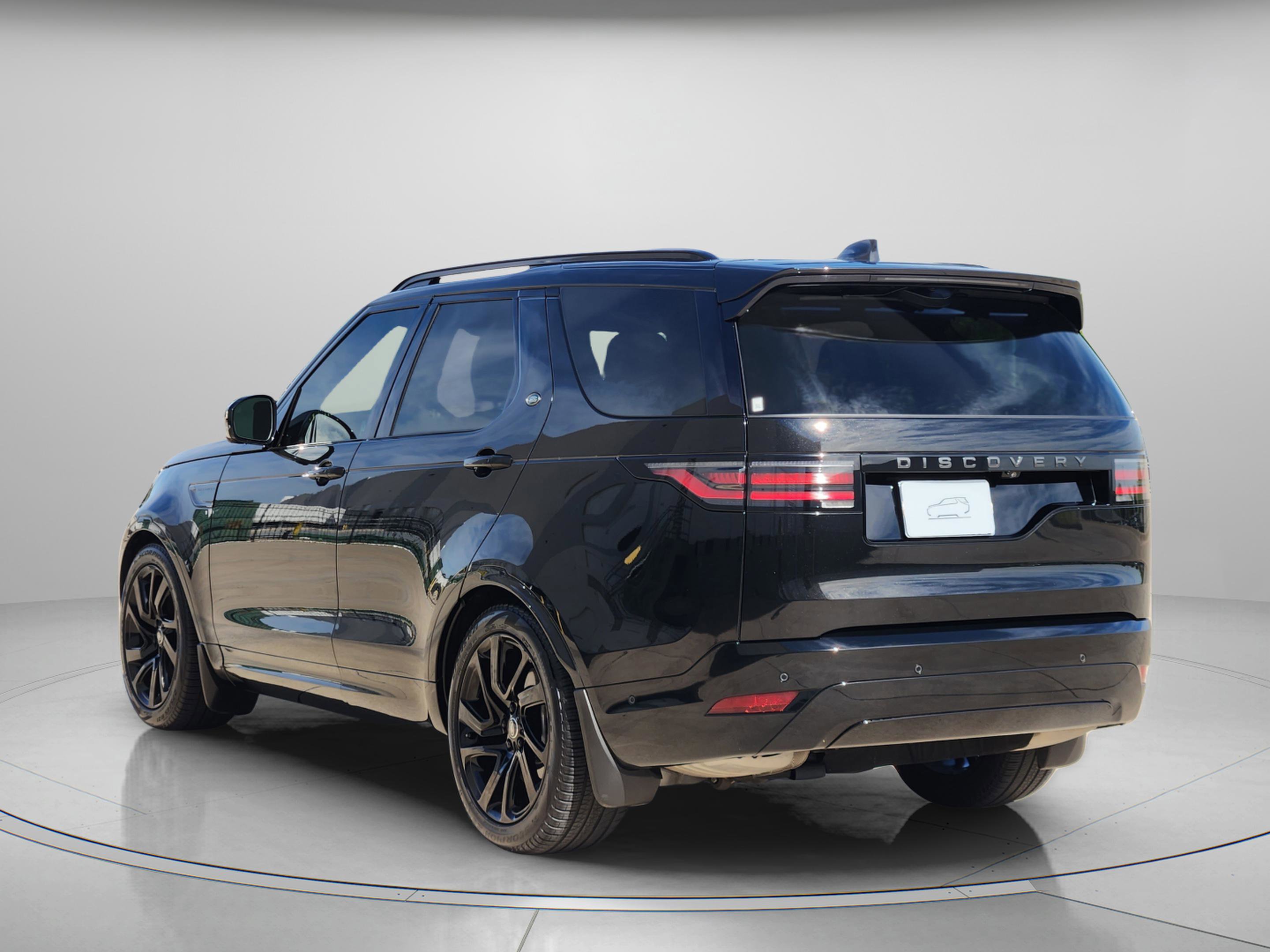 Certified 2025 Land Rover Discovery Dynamic SE image 3