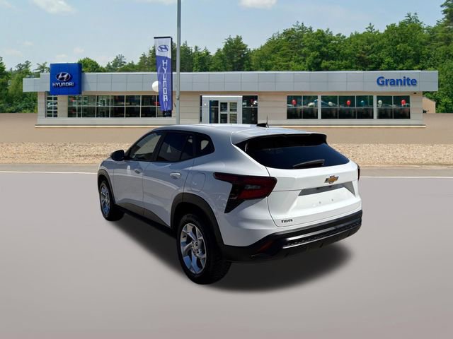 Used 2024 Chevrolet Trax LS w/ LS Convenience Package image 4