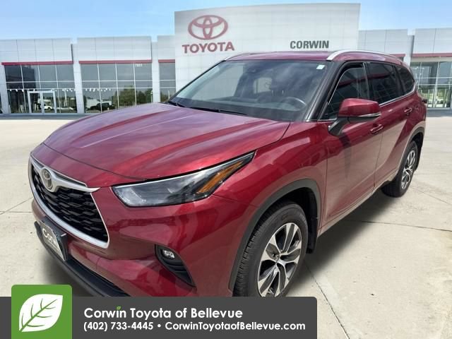 Used 2022 Toyota Highlander XLE AWD/4WD image 21