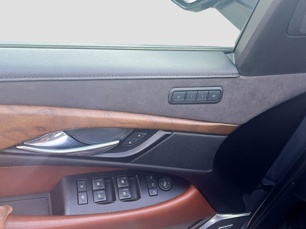 Used 2020 Cadillac Escalade Luxury w/ Escalade Sport Edition AWD/4WD image 18