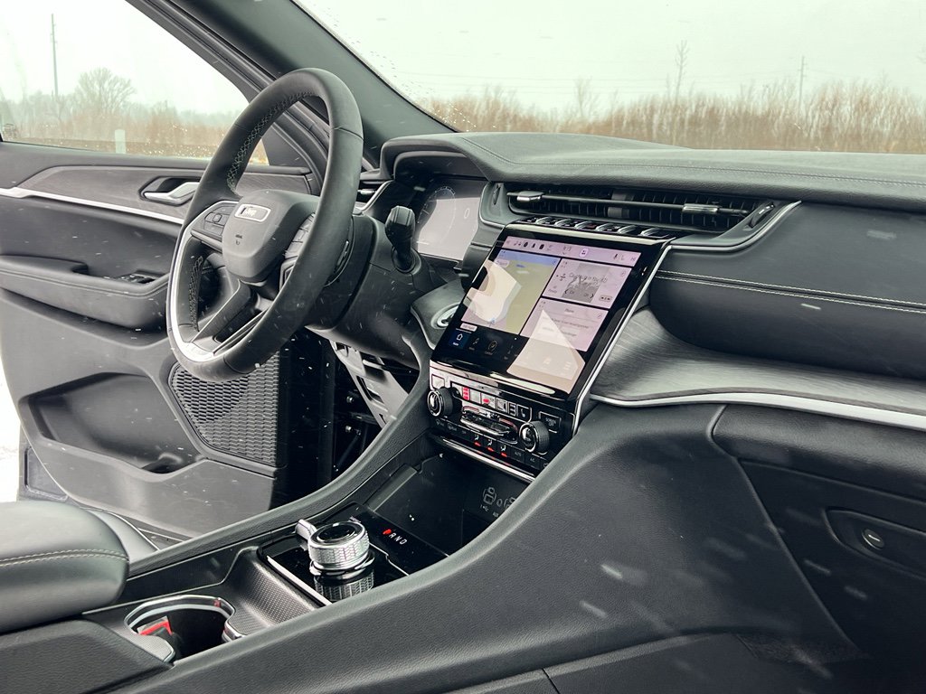 Used 2024 Jeep Grand Cherokee Limited w/ Black Appearance Package image 28